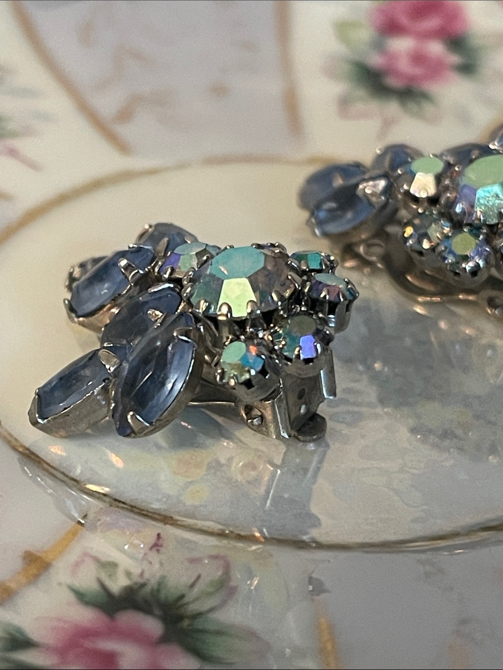 1950’s Weiss Frosted Blue Rhinestone Aurora Borealis Clip-on Earrings - Picture 6 of 12